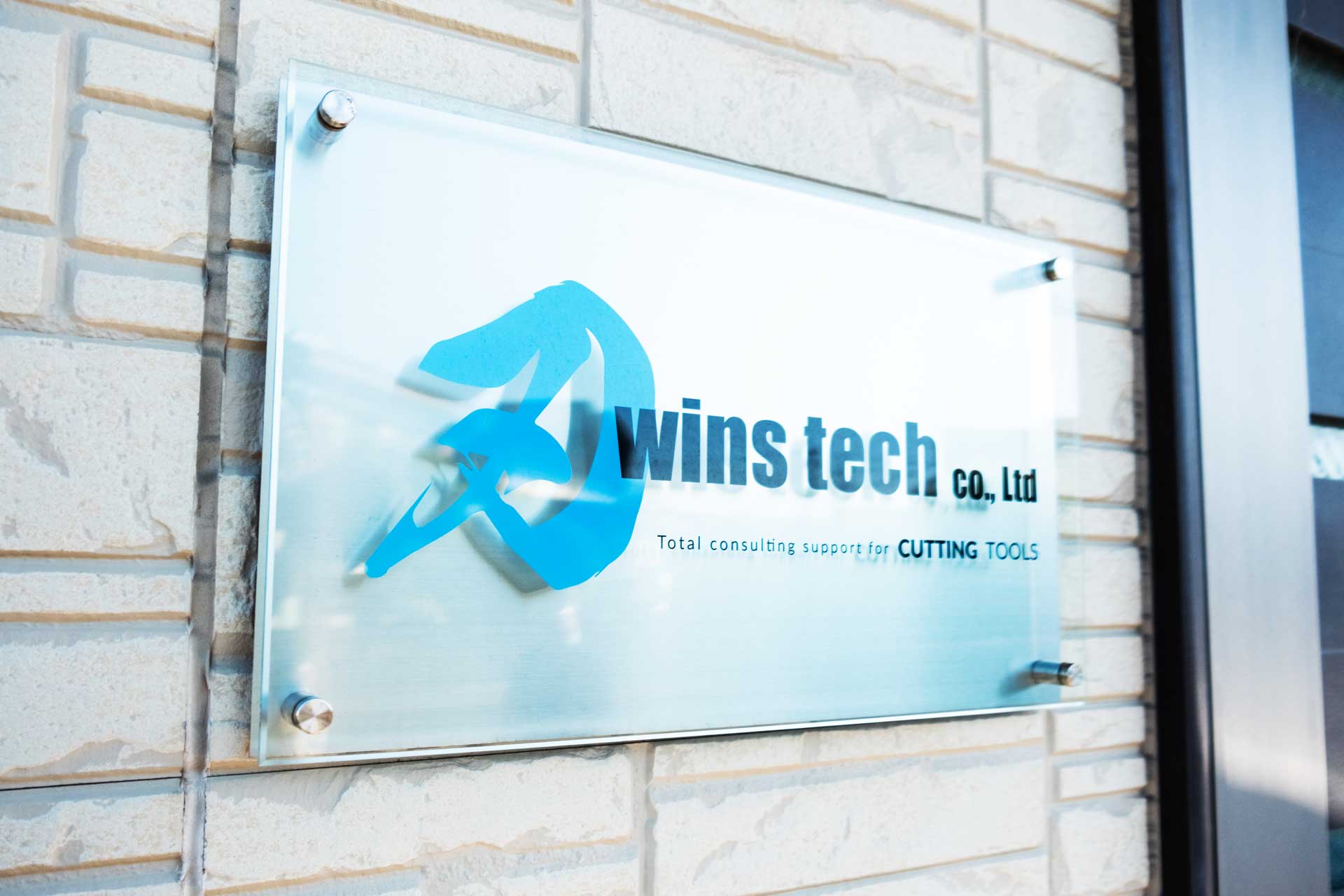 wins tech株式会社看板